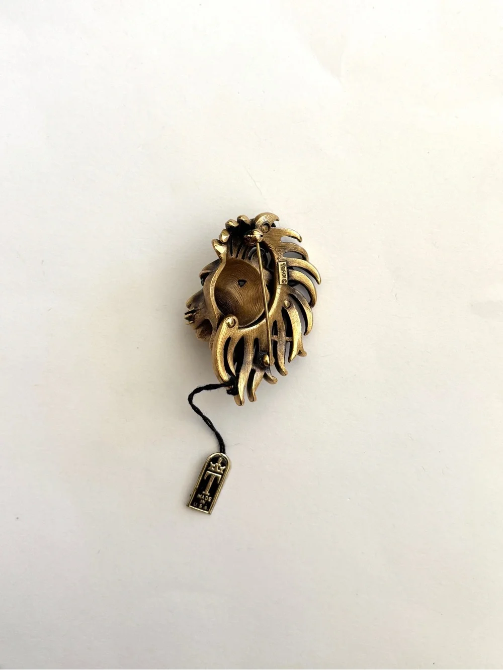 Vintage Crown Trifari golden lions head with green eyes brooch pin NWT